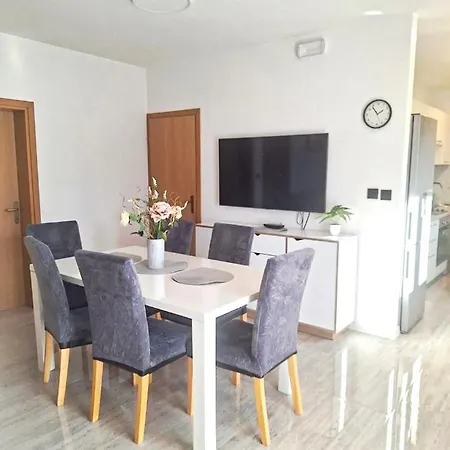 아파트 2 Bedroom Near The Sea 로비니