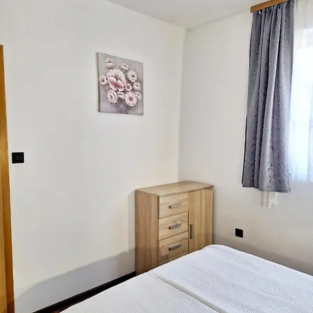 2 Bedroom Near The Sea 아파트 로비니