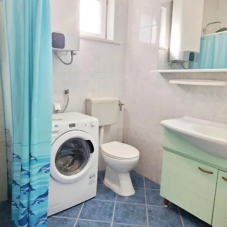 2 Bedroom Near The Sea * 로비니