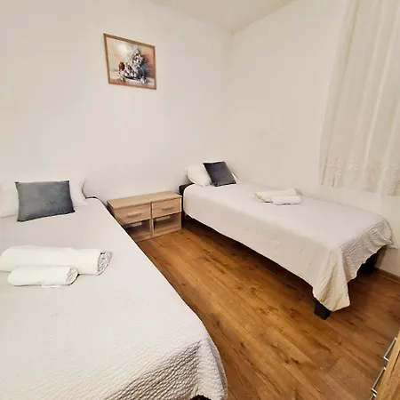 2 Bedroom Near The Sea