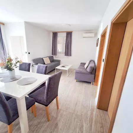 2 Bedroom Near The Sea